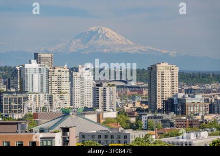 Stato di Washington, Stati Uniti, 19 GIU 2026 - Una vista del paesaggio urbano di Seattle con moderni grattacieli e una ruota panoramica con il Monte Foto Stock
