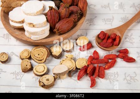 Erbe della medicina tradizionale cinese su tavola di legno Foto Stock