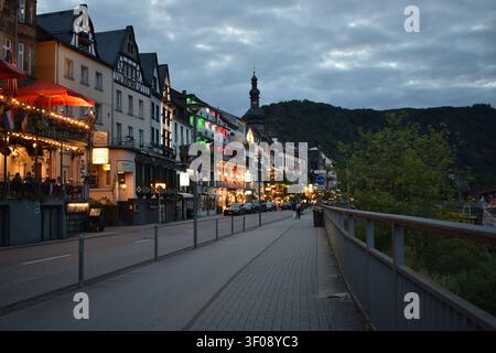 Cochem in una notte d'estate Foto Stock