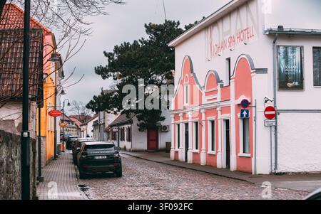 Kuressaare, Estonia. Strada acciottolata a Kuressaare, Estonia. Edifici storici con dettagli architettonici unici Foto Stock