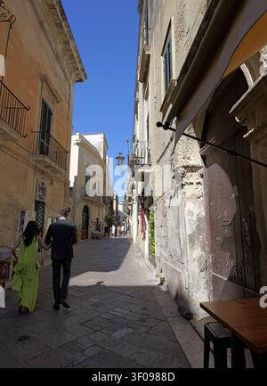 Giovane coppia alla scoperta di un'incantevole e antica città italiana in una giornata di sole. Esperienza di viaggio romantica nell'Europa meridionale. Italia, Lecce, 18 luglio 2025 Foto Stock