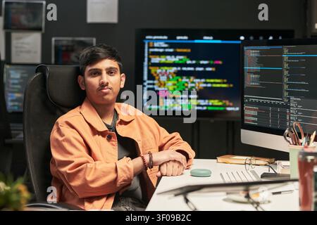 Ritratto di Young Man Coding al software Development Desk Foto Stock