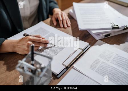 Avvocato di giustizia che sta considerando un documento legale in tribunale. Foto Stock