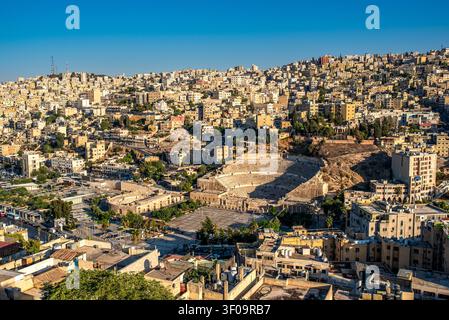 Splendida vista panoramica ad alta angolazione della città di Amman. Al centro si erge il maestoso antico Teatro Romano con la sua grande piazza, circondato Foto Stock