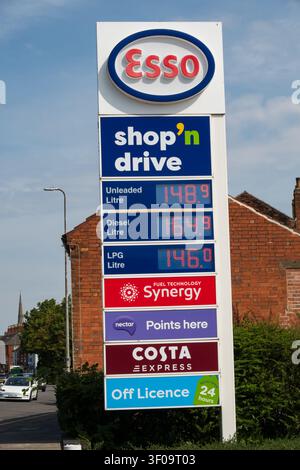 Segnale di prezzo del carburante della stazione di servizio Esso che mostra i prezzi della benzina, del diesel e del GPL all'esterno di una stazione di servizio Shop'n Drive nel Regno Unito. Grantham, Lincolnshire Foto Stock