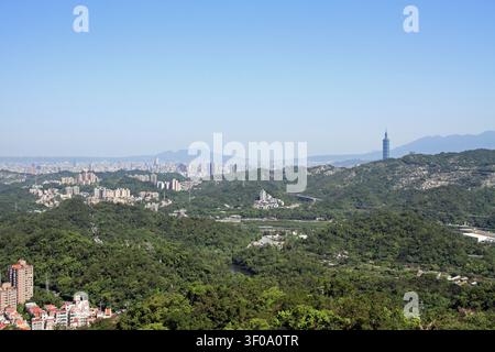 Taipei 101 e panorama della città di Taipei da Maokong, Taiwan Foto Stock
