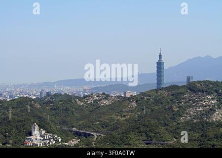 Taipei 101 e panorama della città di Taipei da Maokong, Taiwan Foto Stock