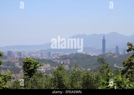 Taipei 101 e panorama della città di Taipei da Maokong, Taiwan Foto Stock