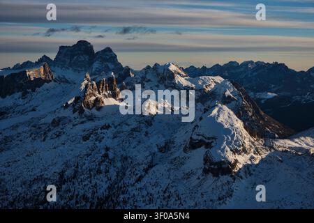 Cime innevate del Monte Pelmo e dell’Antelao al tramonto invernale, viste guardando verso sud-est dal Lagazuoi. Cielo crepuscolare soffice sulle Alpi Dolomitiche, Belluno, Italia. Foto Stock