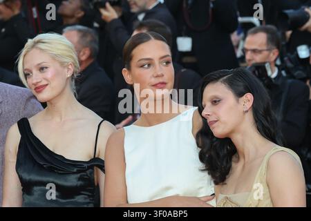 Noée Abita, Adèle Exarchopoulos (in Phoebe Philo), Nadia Tereszkiewicz (in costume Christian Dior), Paul Kircher e Victoire Du Bois partecipano alla proiezione "la Bataille De Gaulle: L'Âge De Fer" (De Gaulle: Tilting Iron) durante la 79a edizione del Festival di Cannes al Palais des Festivals il 20 maggio 2026 a Cannes, Francia. Foto Thierry Carpico credito: Thierry Carpico/Photo12 Foto Stock