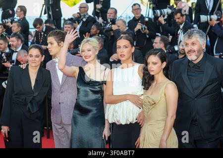 Noée Abita, Adèle Exarchopoulos (in Phoebe Philo), Nadia Tereszkiewicz (in costume Christian Dior), Paul Kircher, Victoire Du Bois e Christophe Honoré partecipano alla proiezione "la Bataille De Gaulle: L'Âge De Fer" (De Gaulle: Tilting Iron) durante la 79esima edizione del Festival di Cannes al Palais des Festivals il 20 maggio 2026 a Cannes, Francia. Foto Thierry Carpico credito: Thierry Carpico/Photo12 Foto Stock