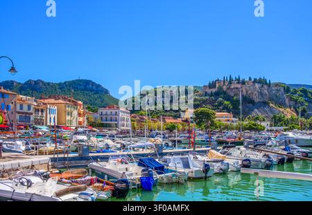 Cassis, Francia, 3 settembre 2025, ormeggiato nel porto di Cassis Foto Stock