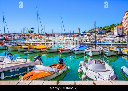 Cassis, Francia, 3 settembre 2025, barche ormeggiate nel porto di Cassis Foto Stock