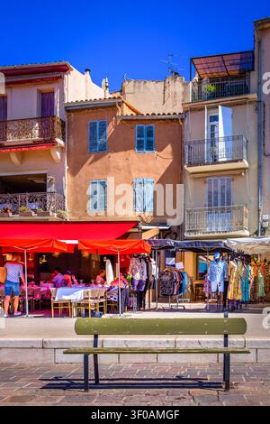Cassis, Francia, 3 settembre 2025, scena urbana al Quai des Baux Foto Stock