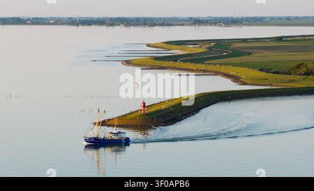 Vista aerea del peschereccio olandese di gamberi ST28 Lubbert Senior che lascia il porto di Stavoren in Frisia durante l'ora d'oro del tramonto. Foto Stock