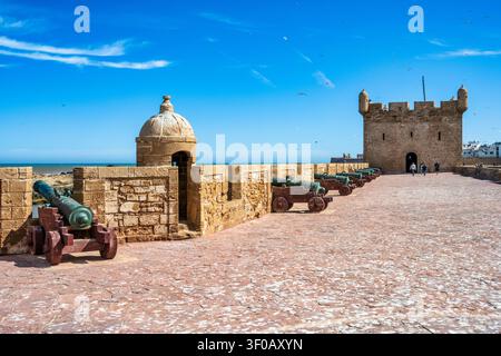 Bastione di Skala du Port, con una linea di cannoni sui bastioni che si affacciano sull'Oceano Atlantico, nella città costiera di Essaouira in Marocco, Nord Africa Foto Stock