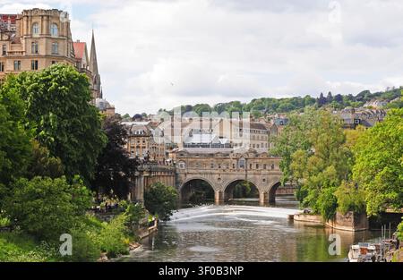 Ponte Pulteney dal ponte North Parade, Bath. Foto Stock