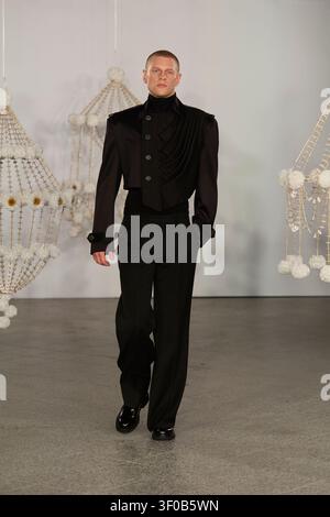 Berlino, Germania, 2 luglio 2026. Un modello maschile sfila durante la sfilata della collezione Mariusz Przybylski SS27 alla fashionweek berlin. Foto Stock