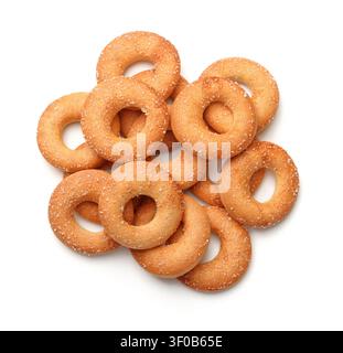 Vista dall'alto di biscotti ad anello con zucchero isolati sul bianco Foto Stock