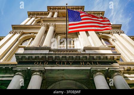 Antico edificio del municipio con una bandiera americana che sventola, vista dall'alto Foto Stock