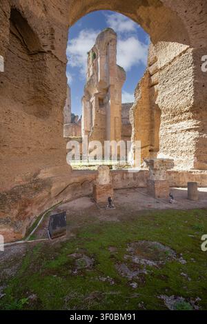Roma, Italia - 8 ottobre 2020: rovine delle Terme di Caracalla del III secolo, antichi bagni pubblici romani, ricchi di mosaici, marmo Foto Stock