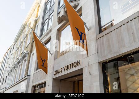 Esterno del negozio di moda di lusso Louis Vuitton. Londra, Regno Unito, 28 agosto 2023 Foto Stock