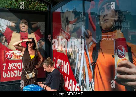 Tbilisi, Georgia. 7 luglio 2026. Le donne aspettano un autobus presso una fermata a Old Tbilisi, Georgia, il 7 luglio 2026. (Foto di Moe Zoyari/Sipa USA) credito: SIPA USA/Alamy Live News Foto Stock