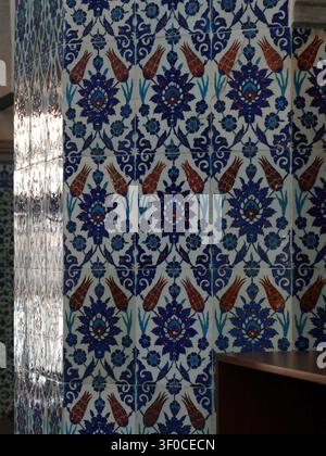 Istanbul - 24 set 2024 - intricato motivo floreale blu e rosso su piastrelle ottomane che decorano una colonna in una moschea, mostrando l'arte islamica tradizionale. Foto Stock