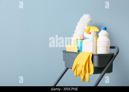 Materiali di consumo per la pulizia e guanti gialli in un contenitore Foto Stock