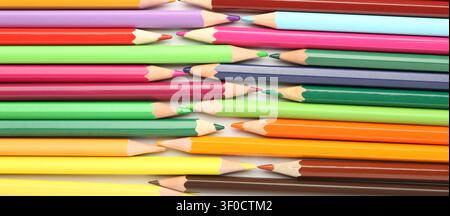 Matite di legno colorate disposte in file Foto Stock