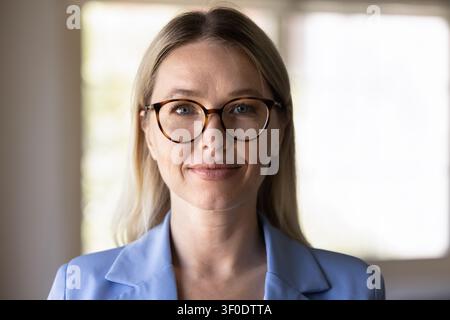 Ritratto a testa di una donna d'affari caucasica anziana Foto Stock
