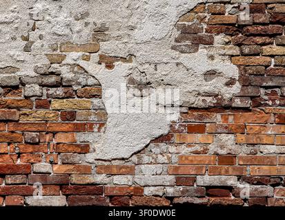 Mattoni vecchi, muro rosso distrutto, sfondo con texture di mattoni rossi ed elementi di intonaco Foto Stock