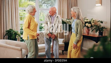 Anziani, persone o che ridono con bastone in casa di riposo per connessione sociale o riunione. Anziani, gruppo o amici felici con sorriso, umorismo Foto Stock