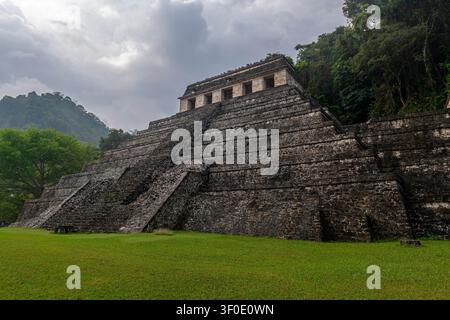 Piramide maya del Tempio delle Iscrizioni con cielo drammatico, Palenque, Chiapas, Messico. Foto Stock