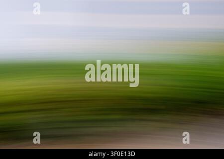 Fotografia ICM astratta (movimento intenzionale della macchina fotografica) con sfumature fluide di verde smeraldo, muschio e blu ardesia. Sfocatura del movimento minimalista landsca Foto Stock