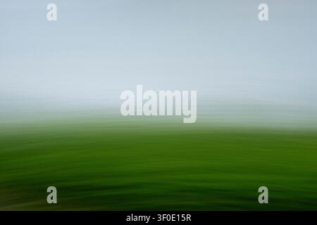 Paesaggio astratto minimalista tramite Movimento Intenzionale della Macchina Fotografica (ICM). Verde smeraldo vibrante si trasforma in una morbida nebbia blu ardesia con orizzontale fluida Foto Stock