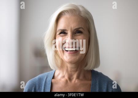 Ritratto a testa di una donna di mezza età attraente sorridente Foto Stock