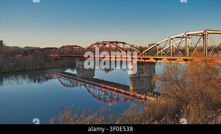 Ponte Reina Sofía, noto come il Ponte di Ferro, sul fiume Tago al tramonto a Talavera de la Reina, Spagna. Foto Stock