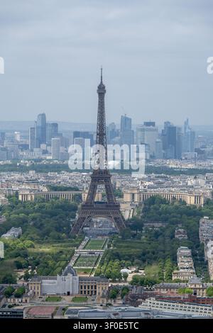 Vista verticale della città della Torre Eiffel con il distretto commerciale di La Défense sullo sfondo, vista dalla Torre Montparnasse a Parigi, Francia. Foto Stock