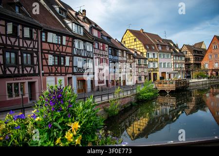 Case a graticcio colorate riflesse nel canale di Little Venice, Colmar, Alsazia, Francia. Foto Stock