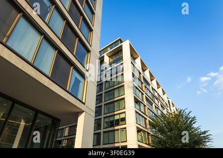 Architettura residenziale contemporanea in città Foto Stock