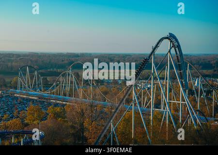UST, GERMANIA - 24 OTTOBRE 2026: Vista panoramica elevata dei massicci binari dell’iper coaster Silver Star che si snodano tra gli alberi autunnali di Europa-Park Foto Stock