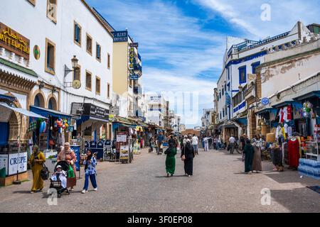 Negozi colorati sull'Avenue de l'Istiqlal, la via principale nella Medina di Essaouira in Marocco, Nord Africa Foto Stock
