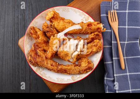 Nuggets di pesce fritto croccanti con panatura dorata e croccante Foto Stock