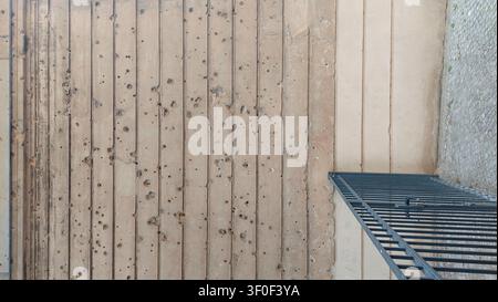 Buchi di proiettile della Seconda Guerra Mondiale su una vecchia facciata a Berlino Foto Stock