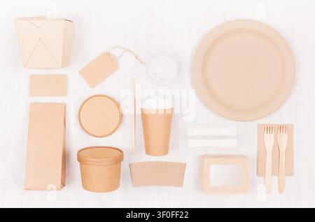 Imballaggi di cartone vuoti per il fast food – tazza da caffè, etichetta, carta, posate, zucchero, spezia, contenitore e scatola per zuppa, sushi, noodles su tavola di legno bianco. Foto Stock