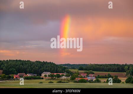 Arcobaleno nel cielo alla luce serale su un paesaggio agricolo, alto Palatinato, Baviera, Germania Foto Stock