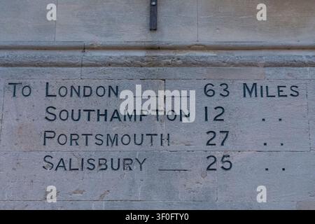 Inghilterra, Hampshire, Winchester, The Guildhall, insegna storica del chilometraggio che mostra la distanza dalle principali città Foto Stock