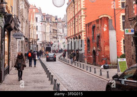 Lille, Francia - 28 dicembre 2018. Scena all'aperto che mostra una strada nel centro della città di Lille, in Francia, all'inizio dell'inverno. Foto Stock
