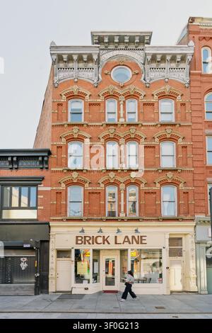 Edifici antichi, piazza pedonale di Newark Avenue nel centro di Jersey City, New Jersey, USA. Foto Stock
